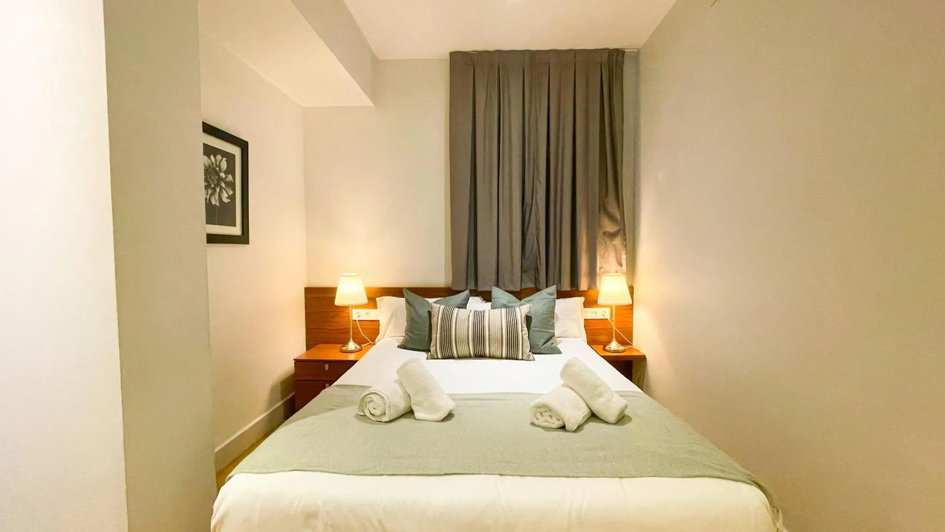 Boutique Pare Lainez- 2 Bedroom Sagrada Famlia With Balcony Barcelona Apartment