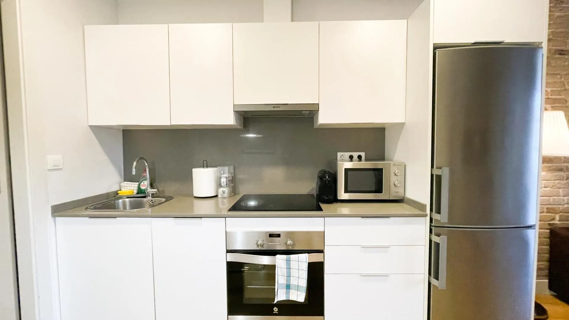 Boutique Pare Lainez- 2 Bedroom Sagrada Famlia With Balcony Barcelona Apartment